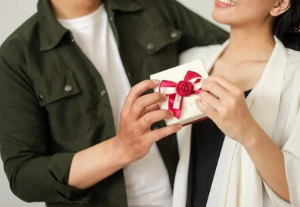 5 Amazing Gift Ideas for Your Boyfriend That Show You Care
